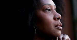 femme noire réflexion loyauté parent pluriculturel