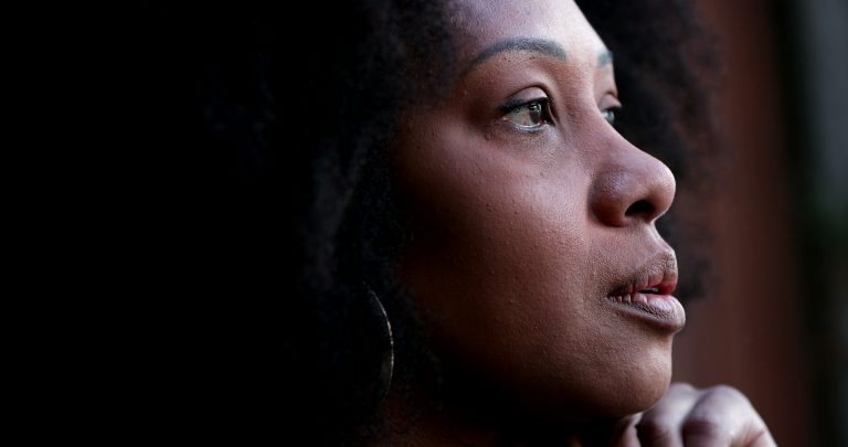 femme noire réflexion loyauté parent pluriculturel