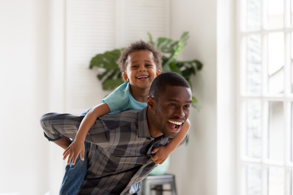 père porte enfant sur dos jeu complicité lien affectif