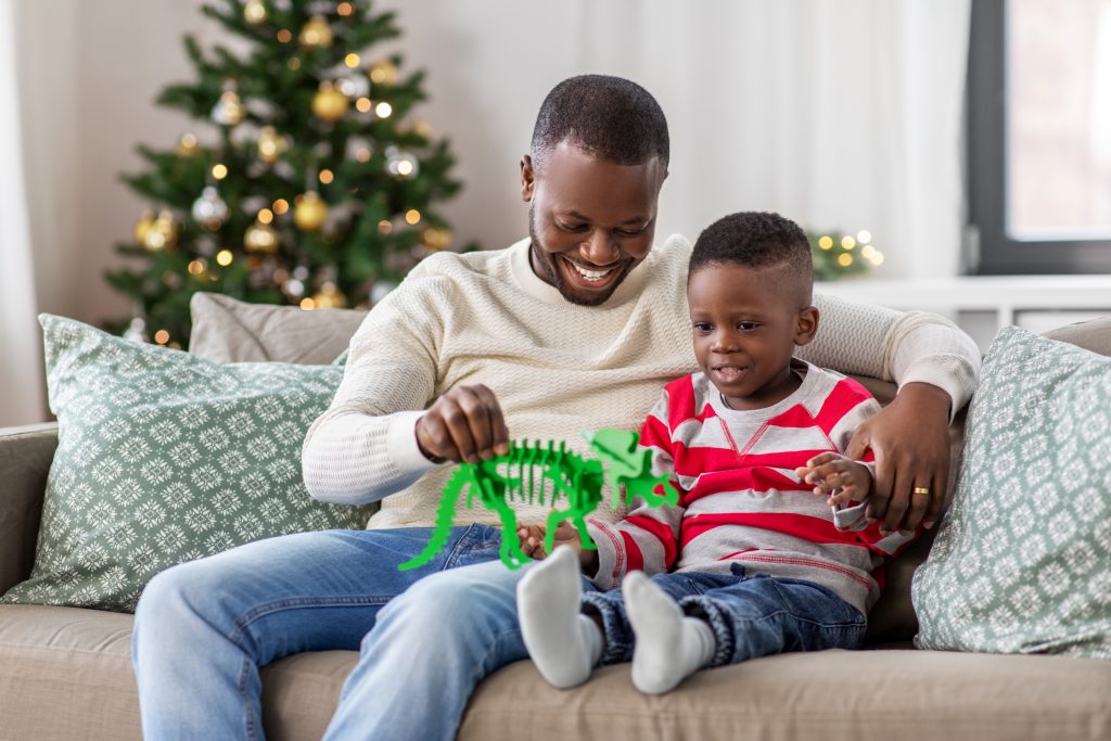 père joue avec enfant lien affectif parentalité pluriculturelle